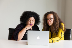 Dos mujeres trabajando frente a un ordenador