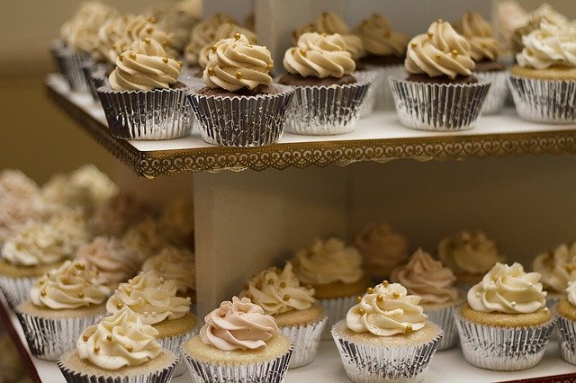 A photo of caramel cupcakes