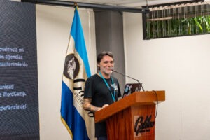 Alfredo Navas speaks on the power of the WordPress block editor at WordCamp Guatemala